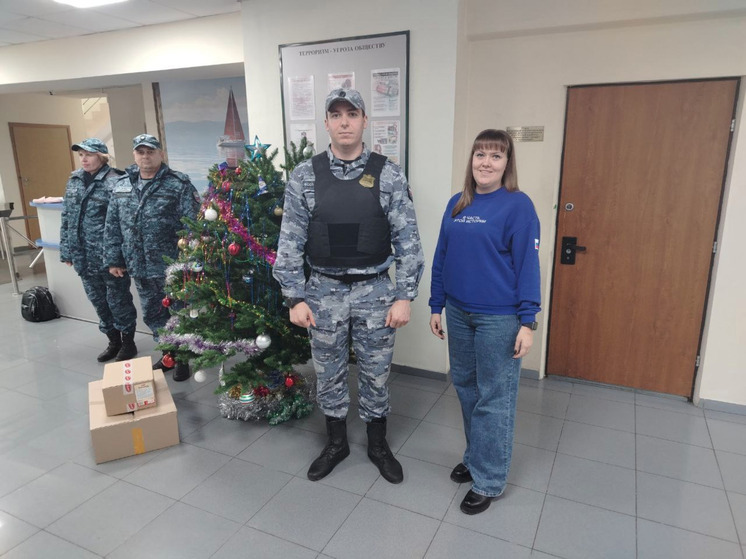 В Симферополе сотрудники Главного управления ФССП России по Республике Крым и Севастополю в преддверии 2026 года передали подарки военнослужащим, выполняющим боевые задачи в зоне специальной военной операции