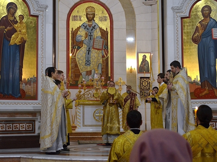 Митрополит Серафим совершил литургию в главном соборе Калининграда