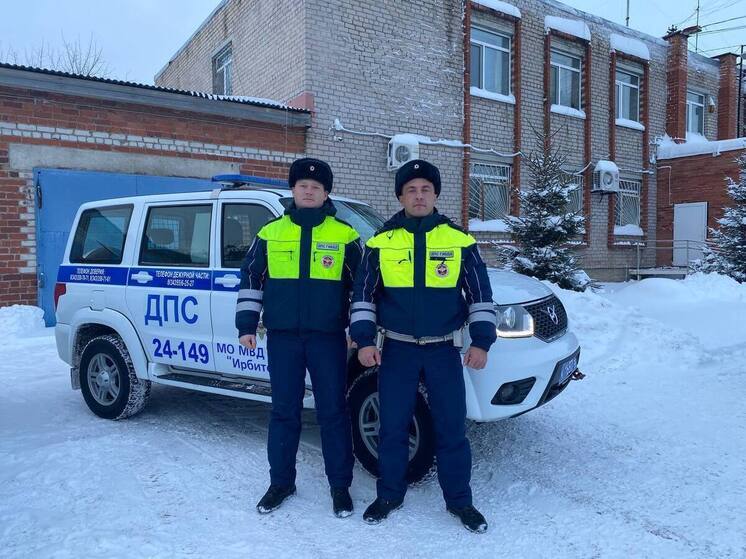 Свердловские полицейские помогли водителю грузовика, сломавшегося из-за мороза