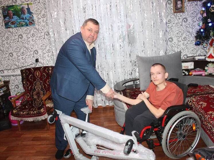 Хинштейн приобрел электроподъемник для курянина с тяжелым заболеванием