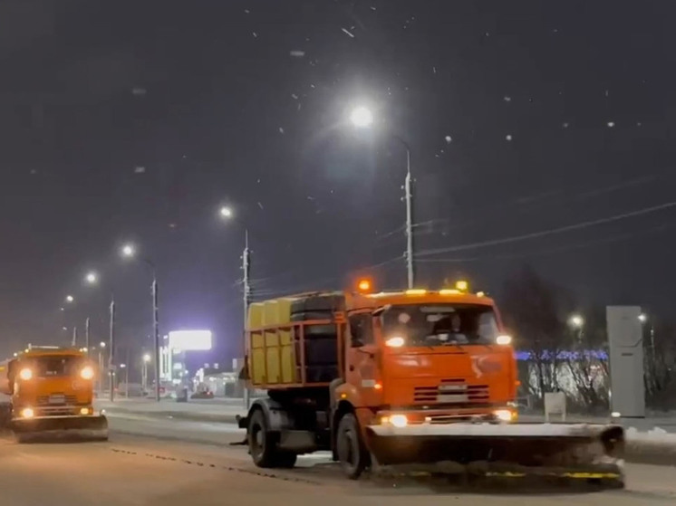 На улицы Великого Новгорода вышли 104 машины для уборки снега