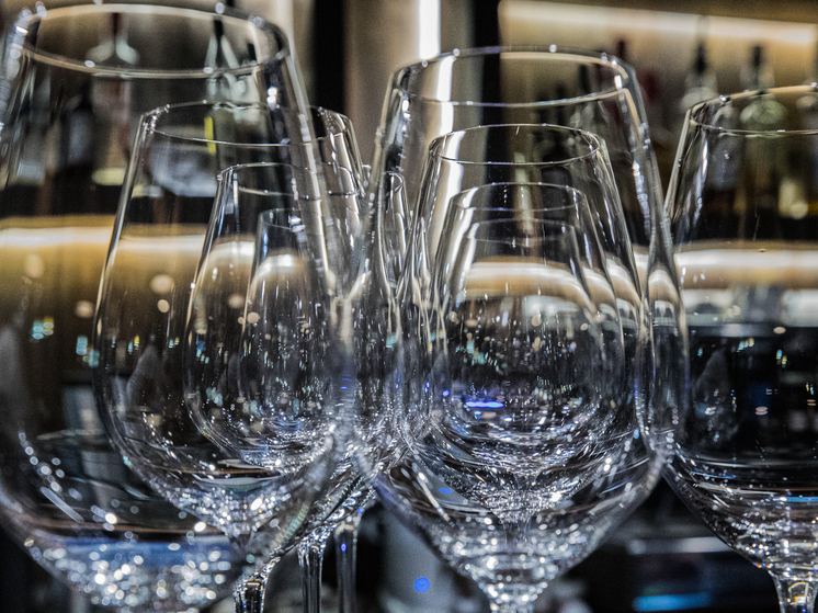 Россияне купили в предновогодний период-2025 меньше алкоголя, чем годом ранее