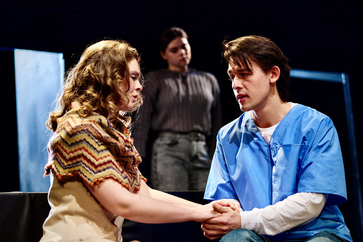 Настало время тишины: спектакль о страшных девяностых представили в «Покровка.Театр»