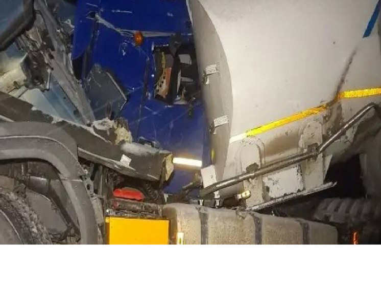 Авария с участием бензовоза и автотрала произошла в Карелии