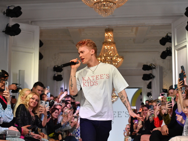 Блогер Даня Милохин работает в Дубае официантом, не стесняясь зарабатывать "честным трудом"