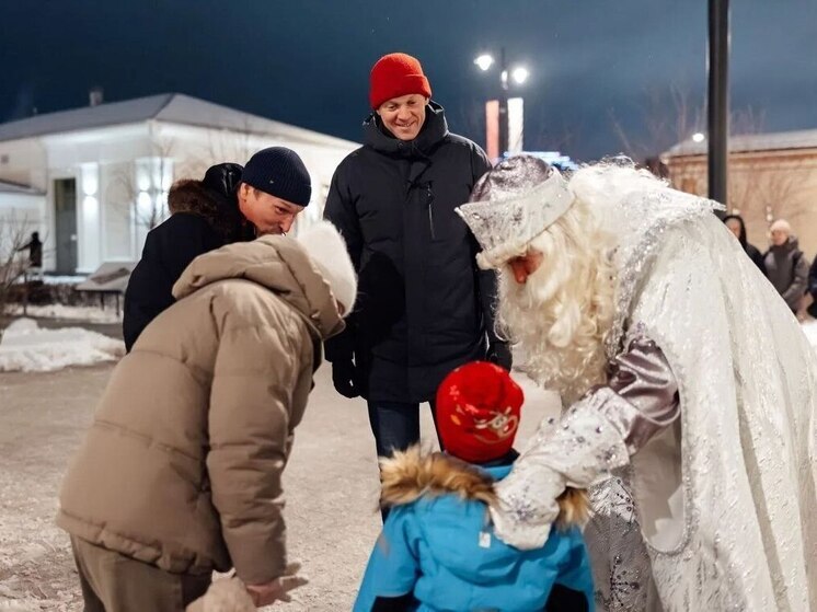 Губернатор Павел Малков вновь прогулялся по Новогодней столице с Дедом Морозом