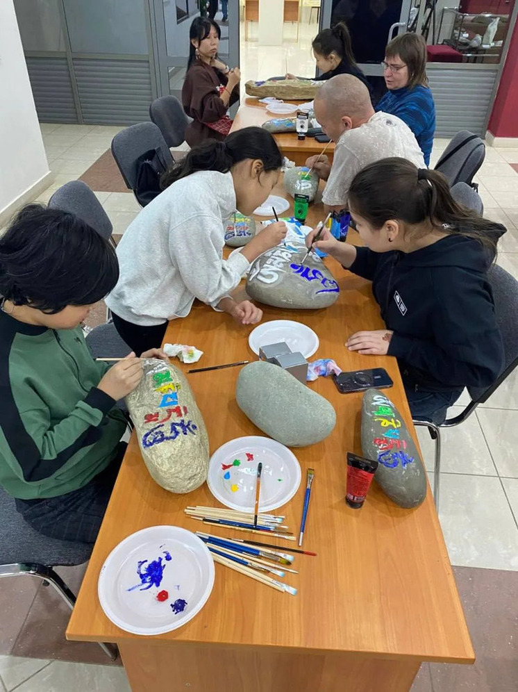 В Национальном музее Калмыкии продолжаются мастер-классы по росписи камней мани