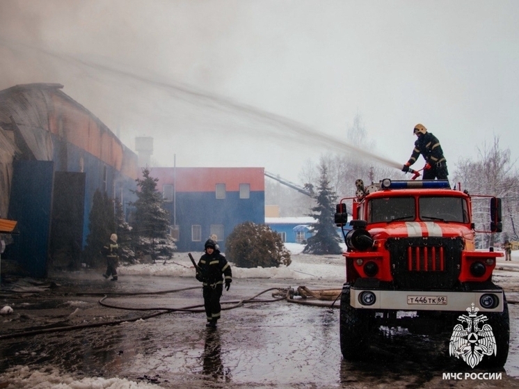 Крупный пожар на складе обувной фабрики в Торжке ликвидирован