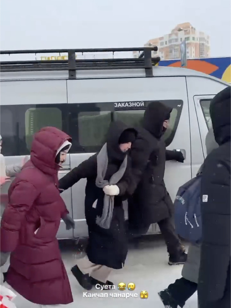 После  массовых жалоб студентов, которые не могли уехать  из Томска в Туву, власти направили туда автобусы