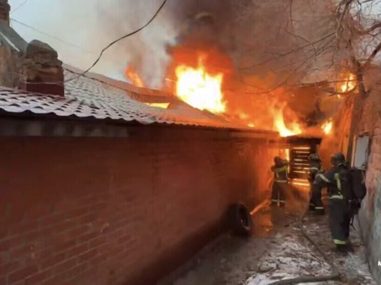 Историческое здание в центре Владивостока охвачено крупным пожаром