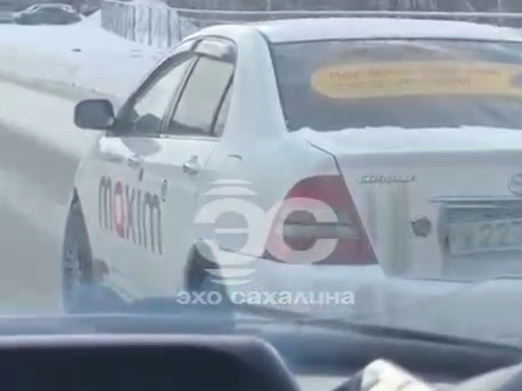 Сахалинцы пожаловались на таксиста, который намеренно мешал обгону