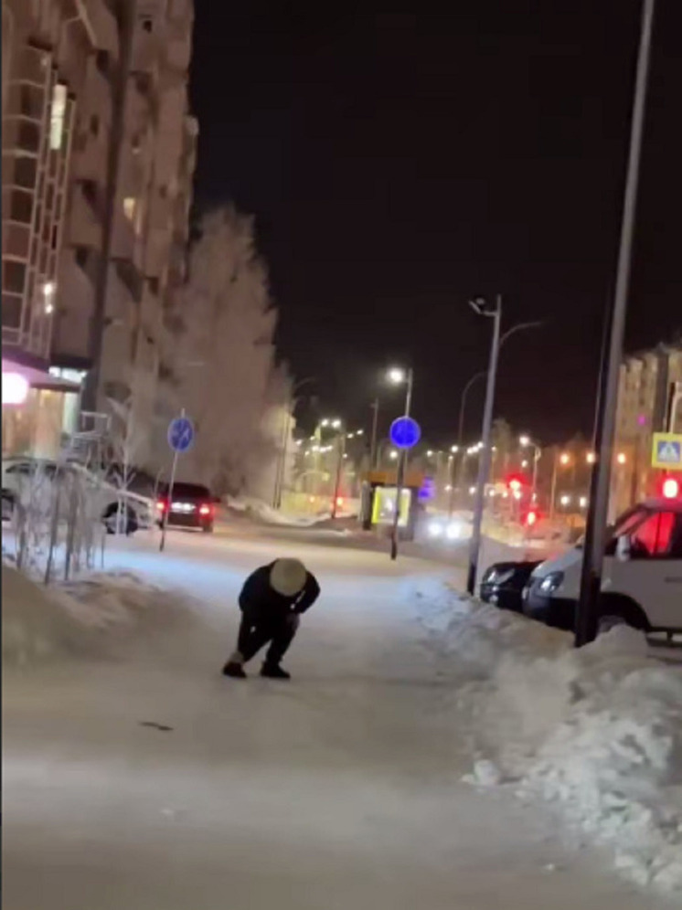 «Зомби» больше часа пугало прохожих у алкомаркета в Ноябрьске