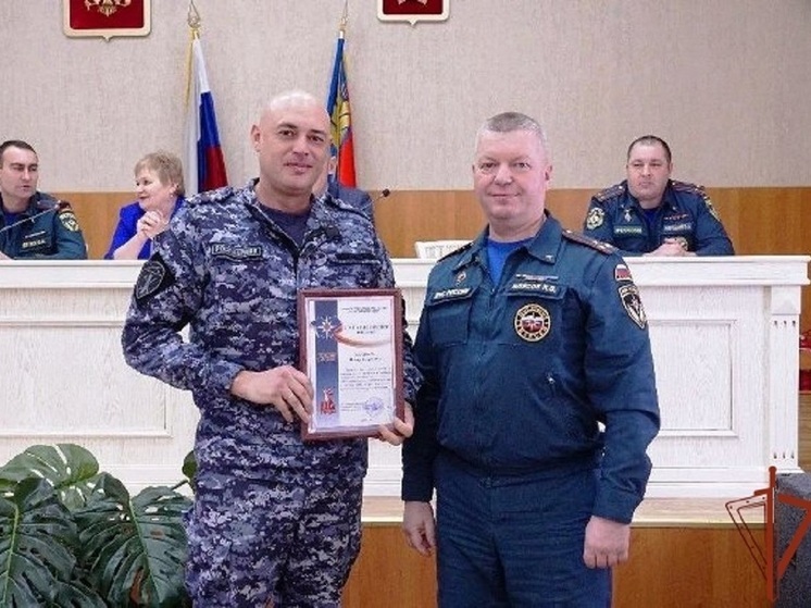 В Алтайском крае росгвардейца наградили за спасение бабушки из горящего дома