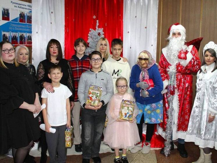 В Комсомольске-на-Амуре полицейские устроили для детей квест с Дедом Морозом