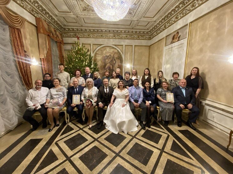 Семейные пары с 25-летним стажем чествовали на балу в Саратове