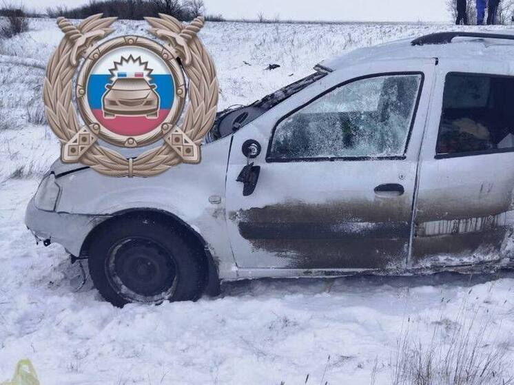 Три человека пострадали при съезде автомобиля в кювет под Ершовом