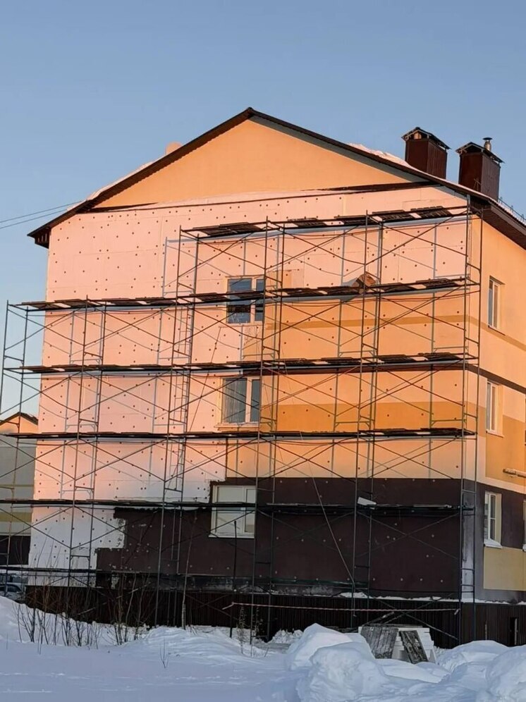 В Лабытнанги директора УК наказали после обрушения фасада дома