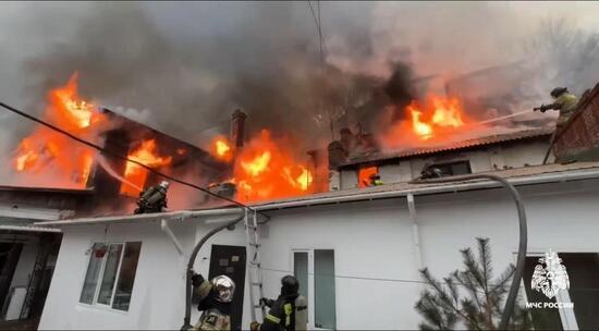 Огнеборцы МЧС России ликвидируют возгорание частных домов во Владивостоке