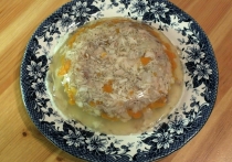 На волне ностальгической памяти, многие сейчас вспоминают, что ели за новогодним столом в детстве