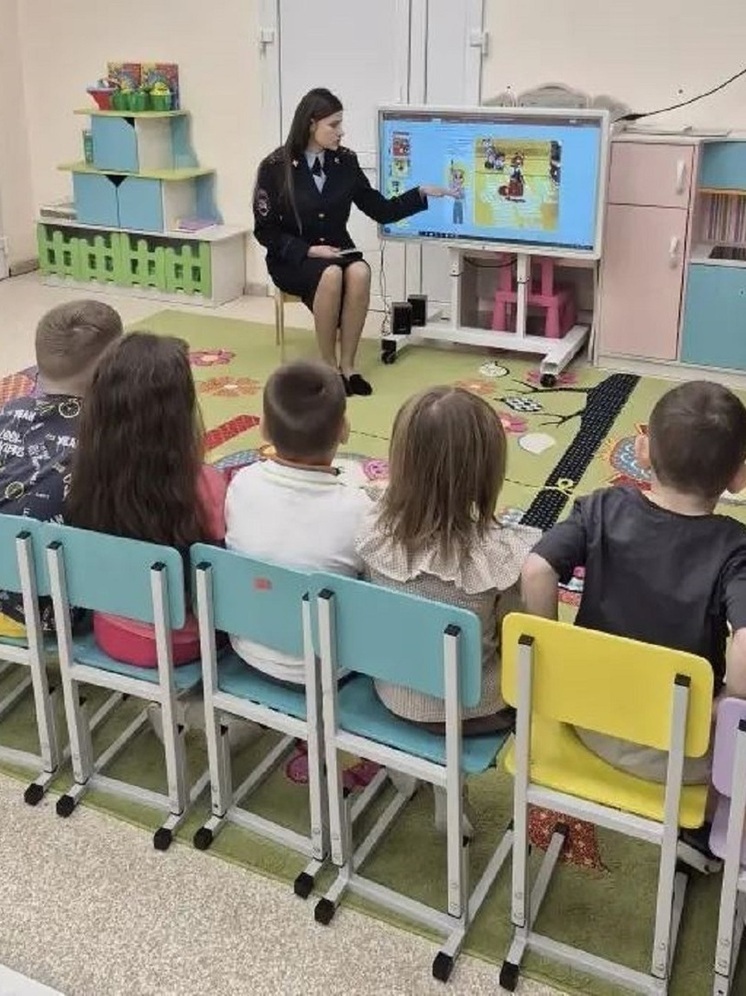 Автоинспекторы Салехарда рассказали детсадовцам о ПДД