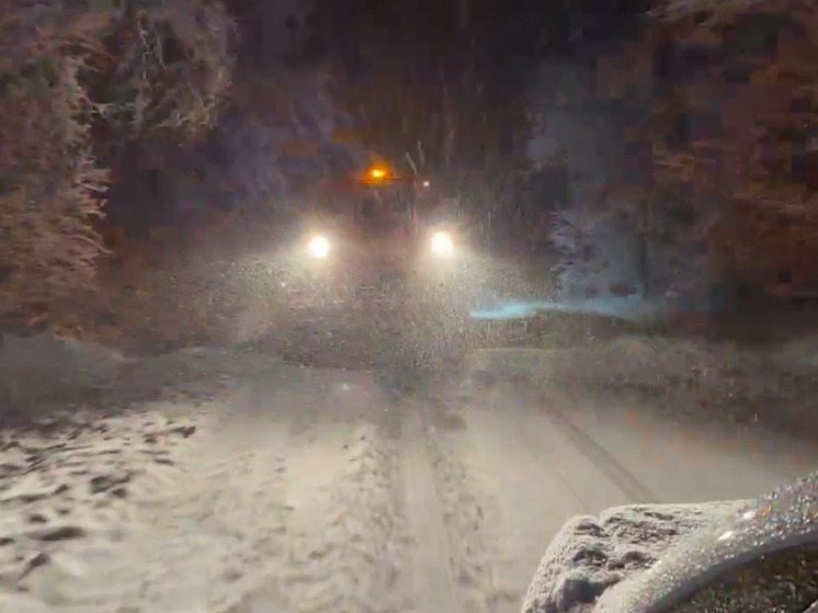 Сотни спецмашин очищают дороги Крыма от снега