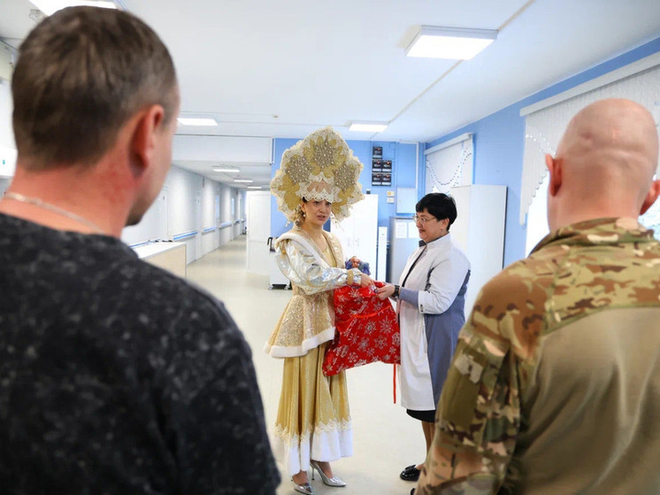 Бойцов СВО с Новым годом поздравила Снегурочка из Вологды