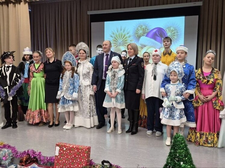 В Кузбассе полицейский Дед Мороз и общественники поздравили воспитанников подшефной школы-интерната с наступающим Новым годом