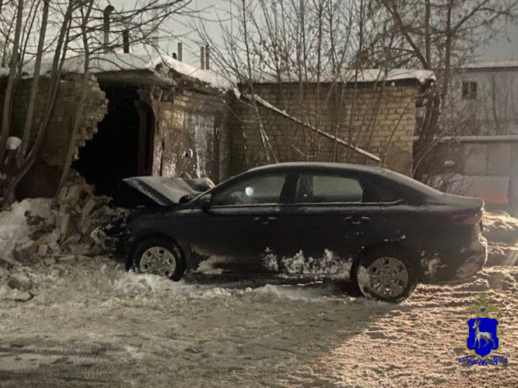 Водитель Geely Emgrand влетел в столб в Кировском районе Самары 28 декабря