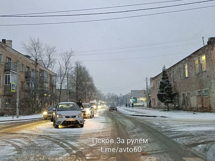 ДТП на перекрестке улиц Белинского и Труда мешает движению