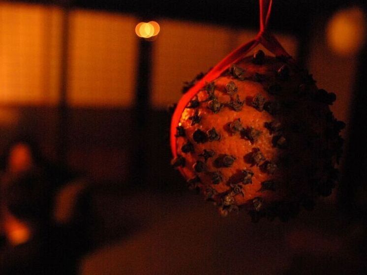 Между Новым годом и Рождеством можно изменить праздничный дизайн: пришла пора гирлянд из «лампочек Ильича»