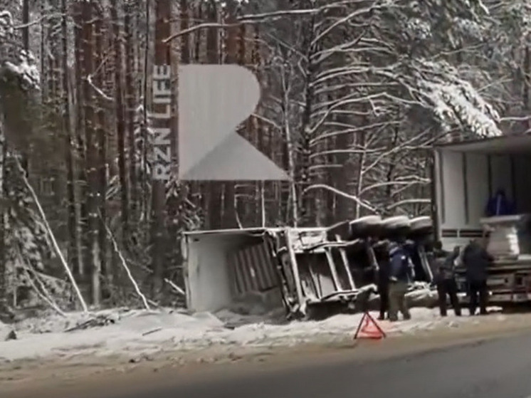 В Клепиковском районе перевернулся грузовик