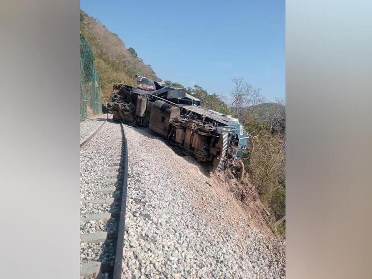 В Мексике на железной дороге произошло смертельное крушение поезда