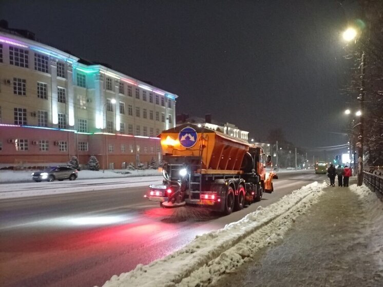 В Курске ночью работали 67 машин для уборки дорог