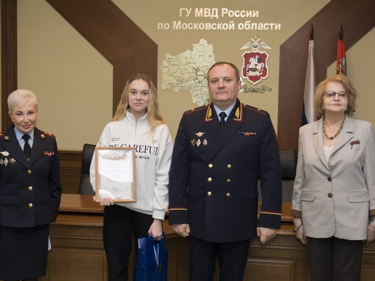 Юную художницу из Серпухова наградил генерал-майор