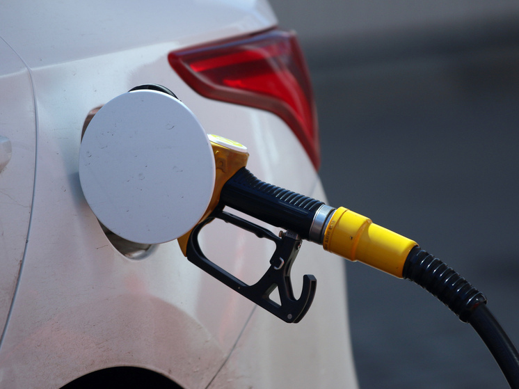 Оптовые цены на бензин в России вернулись к уровню весны после летнего скачка