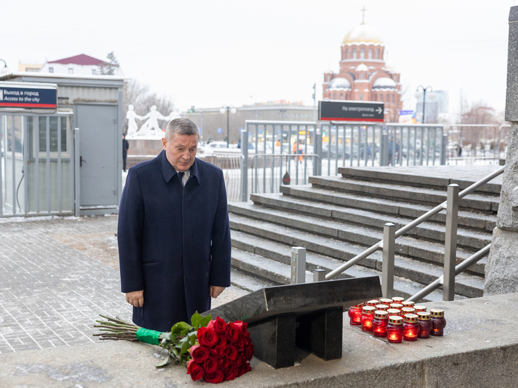 Андрей Бочаров почтил память погибших в терактах, произошедших в Волгограде