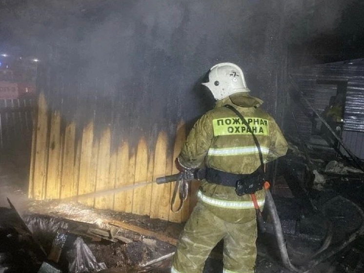 Огонь охватил баню в одном из сел Республики Алтай