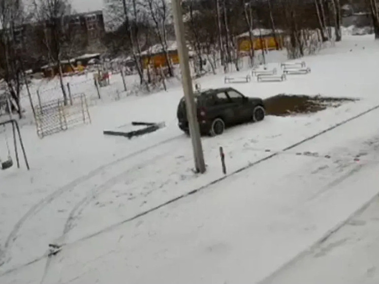 Водитель устроил гонки по детской площадке в Скуратово из-за шлагбаума