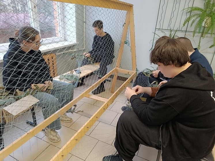 Пущинские школьники плетут сети и пишут письма военным