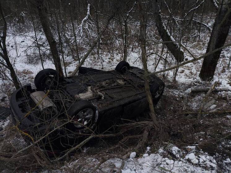 Под Брянском иномарка вылетела в кювет: 72-летний пассажир в больнице