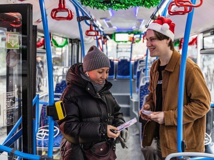 Маршрут Деда Мороза: во Владивостоке курсирует новогодний троллейбус