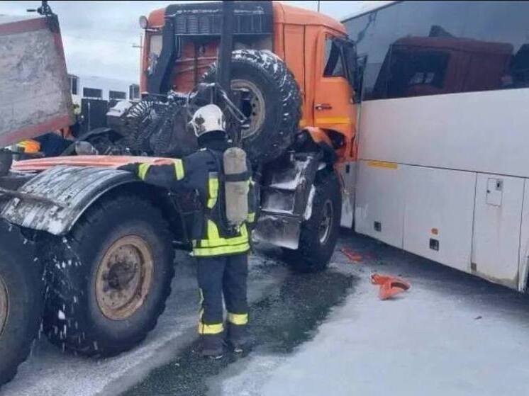 Пассажир КАМАЗа пострадал в ДТП с автобусом в промзоне Ноябрьска