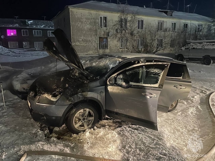 Утром в поселке Искателей загорелась машина