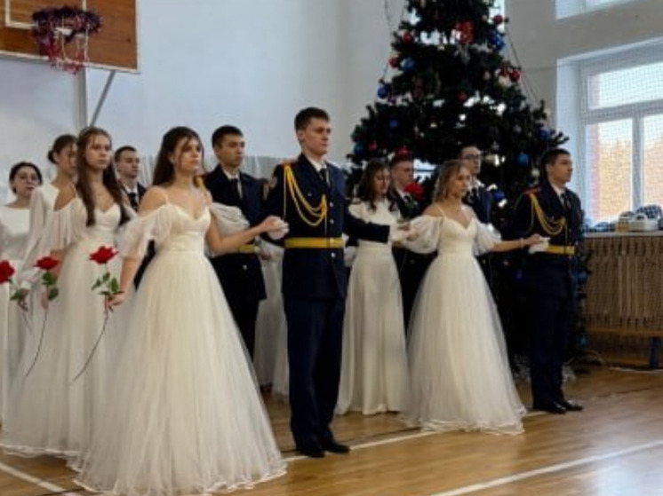 Новогодний кадетский бал: сотрудники СК России посетили подшефную школу‑интернат в Югре