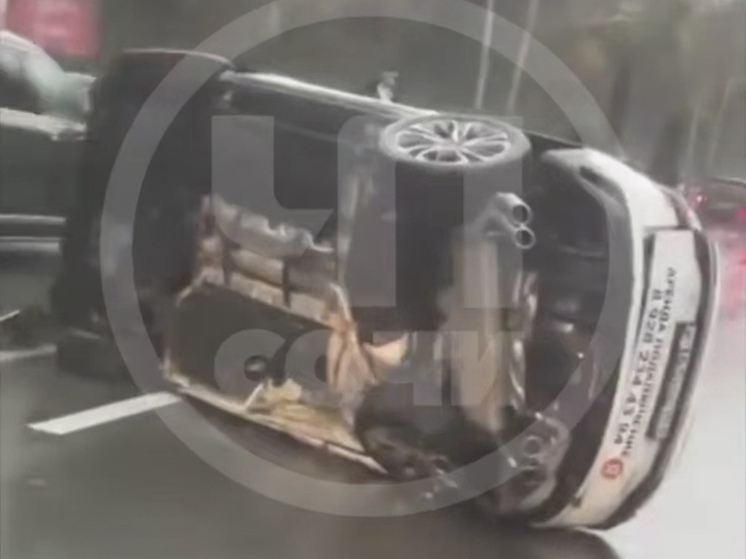 Соцсети: Легковушка перевернулась на трассе Сочи — Адлер