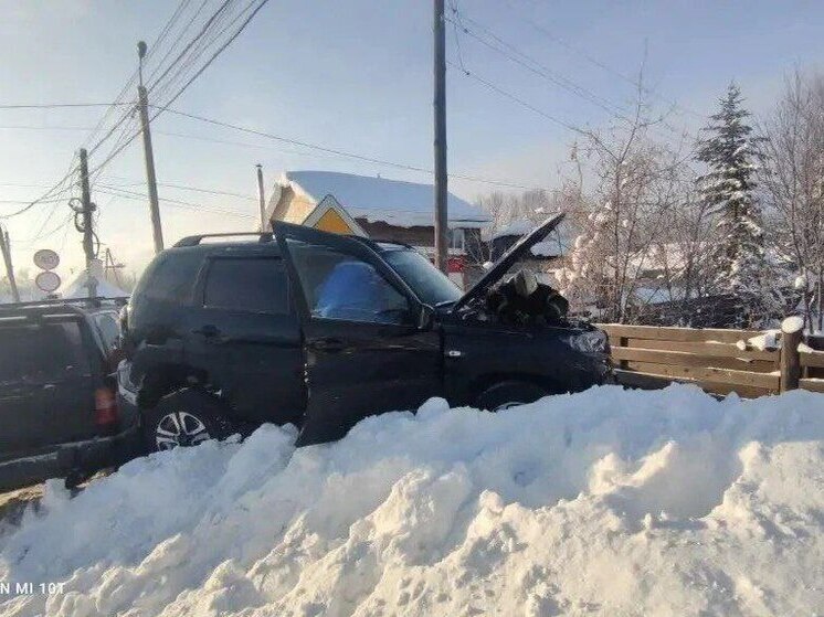 Пожарные Тымовского освободили водителя из повреждённого автомобиля после ДТП