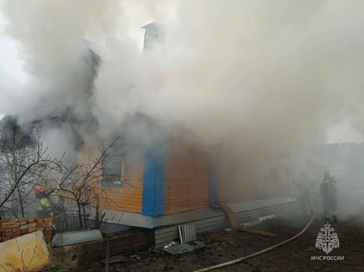 На пожаре в частном доме в Казани погиб мужчина, обогреваясь газовой плитой