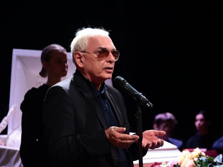 Выступая перед прощающимися с Алентовой, культовый режиссер Карен Шахназаров заявил, что количество пришедших сегодня на панихиду - это лучшая эпитафия народной артистке