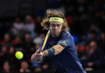 Предновогодняя неделя 2025 года оказалась богатой на события в мире тенниса. Вот, например, в китайском Шэньчжэне с 26 по 28 декабря прошёл выставочный турнир World Tennis Continental Cup — соревнование, объединившее звёзд мирового и европейского тенниса в формате командного противостояния. И ключевую роль в победе сборной мира сыграл россиянин Андрей Рублёв, вторая ракетка России.