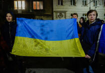 Валерия Холкина, прожившая в Польше более десяти лет, прогуливалась с мужем и четырехлетней дочерью, когда незнакомый мужчина, подслушав их украинскую речь, бросил резкую фразу: «Пусть твоя дочь говорит по-польски». Словесный укол, как пишет британская The Guardian (статью перевели ИноСМИ), переросло в физическое насилие.